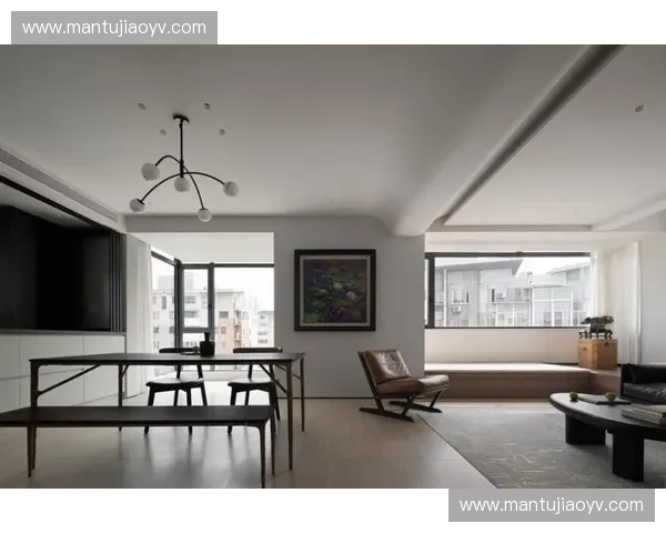 以水泥浴缸为核心打造自然质感与极简风格的家居空间设计